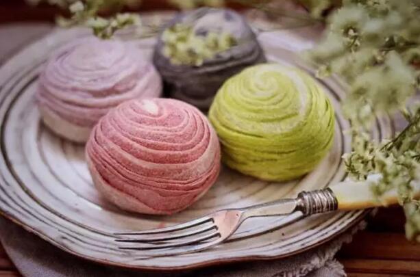 杭州西点烘焙培训学校之四色蛋黄酥的做法